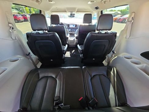 Certified 2023 Chrysler Pacifica Touring-L FWD image 36