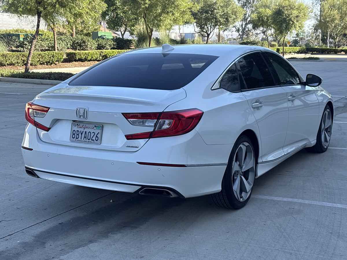 Used 2018 Honda Accord Touring image 3