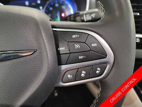 Used 2024 Chrysler Pacifica Touring-L image 14