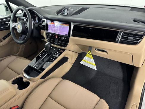 Certified 2025 Porsche Macan image 30