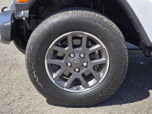 Used 2020 Jeep Gladiator Overland AWD/4WD image 24