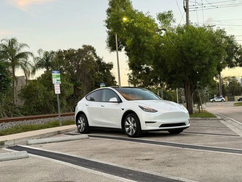 Used 2020 Tesla Model Y Long Range image 3