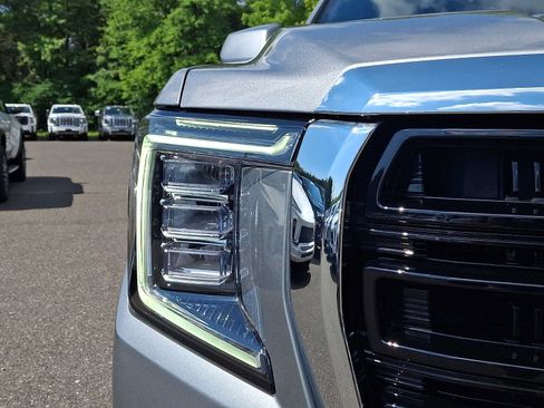 Used 2023 GMC Yukon SLE w/ Gmc Pro Safety Plus Package AWD/4WD image 10