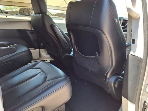Used 2020 Chrysler Pacifica Touring-L FWD image 13