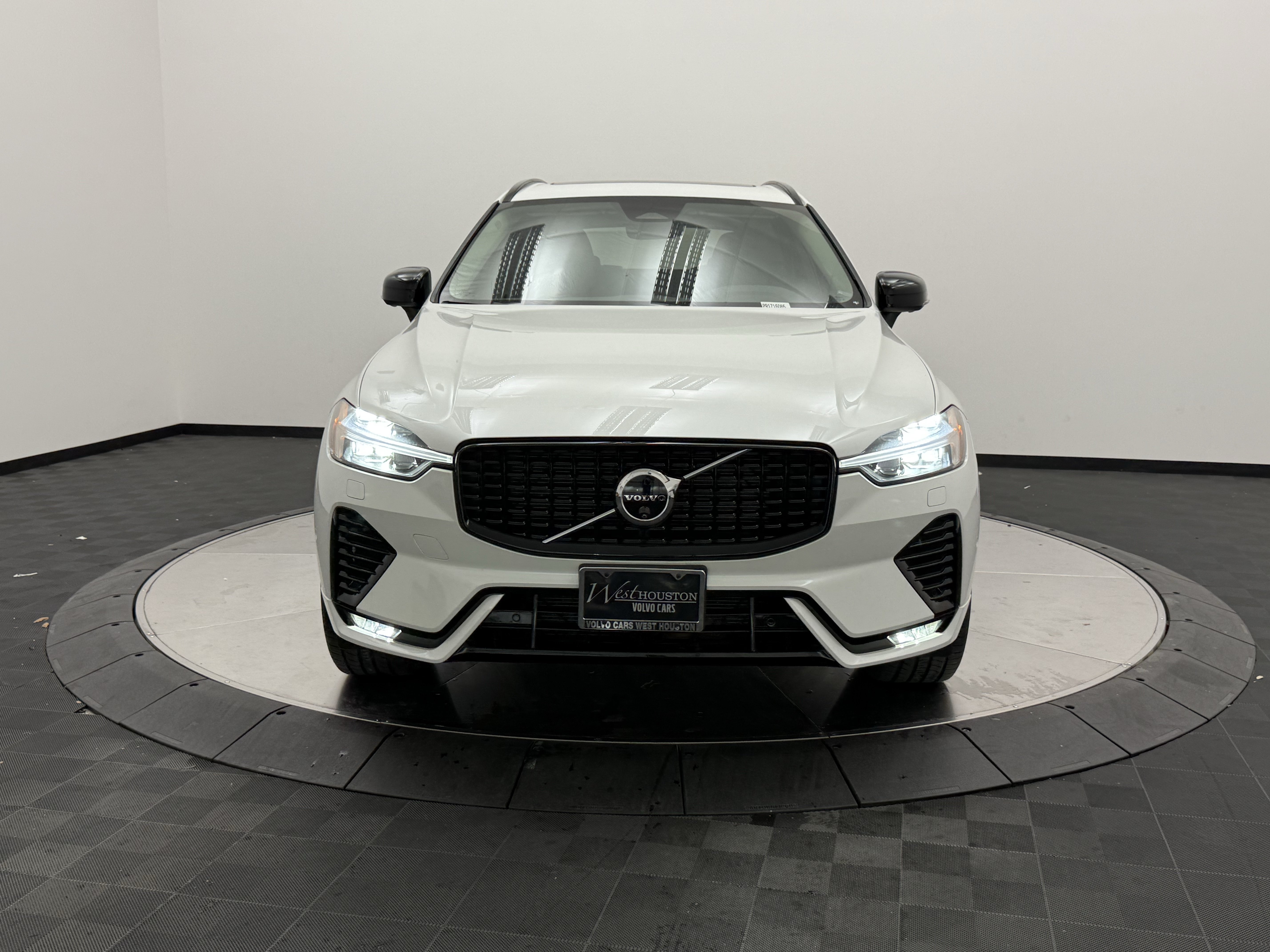 Certified 2024 Volvo XC60 B5 Plus w/ Protection Package Premier AWD/4WD image 2
