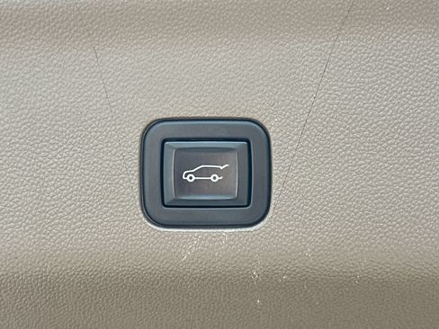 Used 2022 GMC Yukon Denali RWD image 16