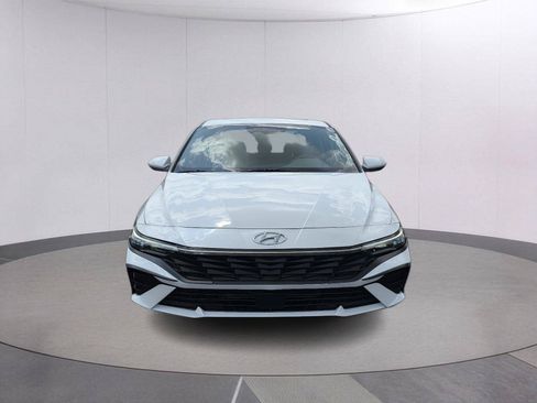 Used 2025 Hyundai Elantra SEL FWD image 2
