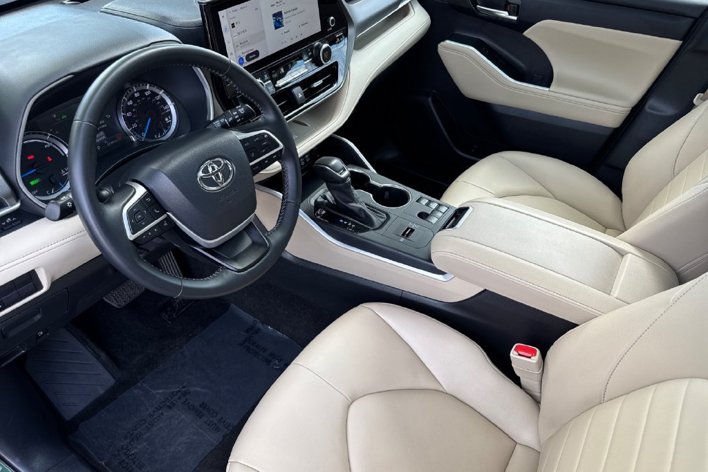 Used 2025 Toyota Highlander XLE AWD/4WD image 9