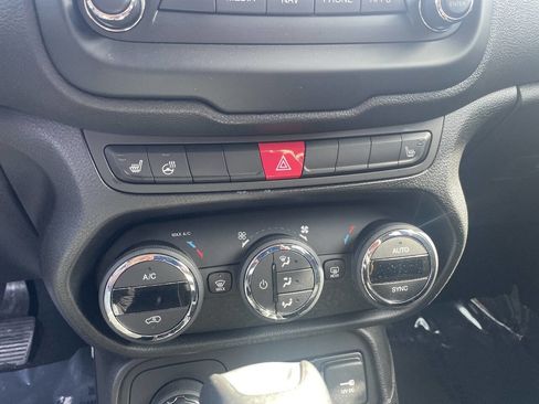 Used 2017 Jeep Renegade Altitude AWD/4WD image 14
