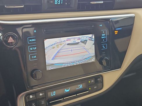Used 2018 Toyota Corolla LE w/ Carpet Mat Package (TMS) FWD image 18