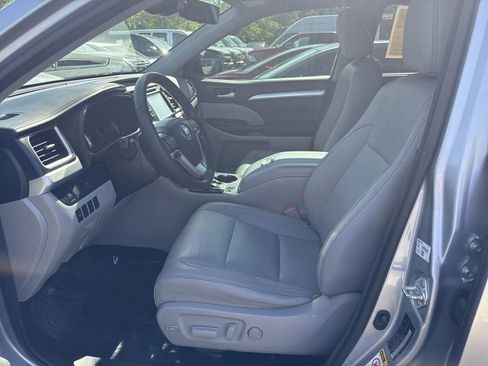 Used 2018 Toyota Highlander XLE FWD image 3