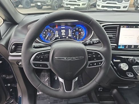 Used 2025 Chrysler Pacifica Select image 24