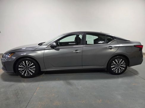 Used 2023 Nissan Altima 2.5 SV FWD image 2