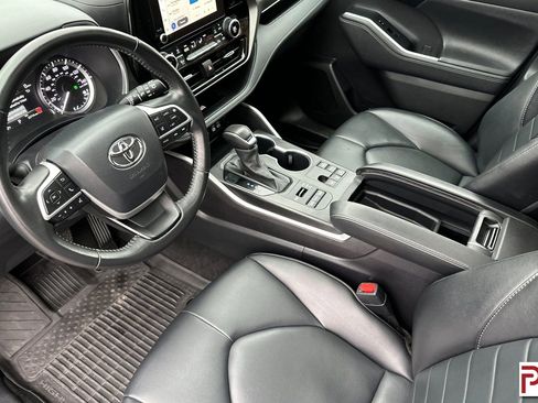 Used 2024 Toyota Highlander XLE image 11