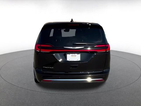Used 2025 Chrysler Pacifica Select image 12