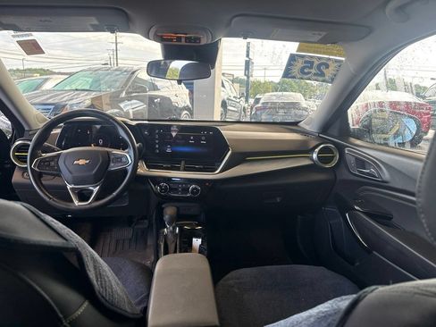 Used 2025 Chevrolet Trax LT w/ Driver Confidence Package FWD image 14