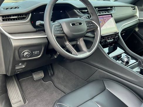 Used 2025 Jeep Grand Cherokee Limited w/ Black Appearance Package AWD/4WD image 18