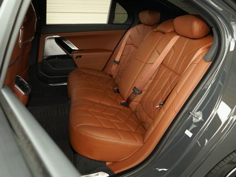 Used 2024 BMW 760i xDrive w/ Executive Package image 23