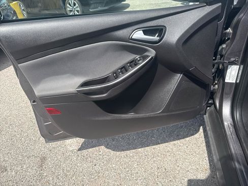 Used 2014 Ford Focus SE FWD image 11