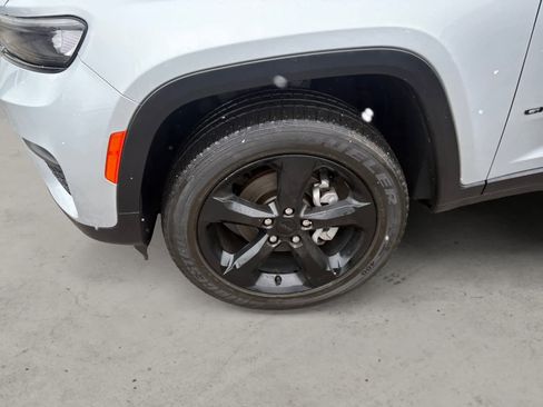 Used 2023 Jeep Grand Cherokee Altitude image 8