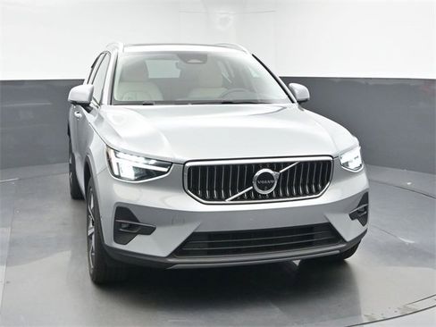 Used 2024 Volvo XC40 B5 Plus image 2