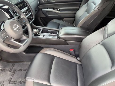 Used 2024 Nissan Pathfinder SL w/ SL Premium Package FWD image 9
