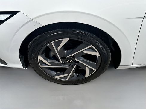 Certified 2025 Hyundai Elantra Sport image 33