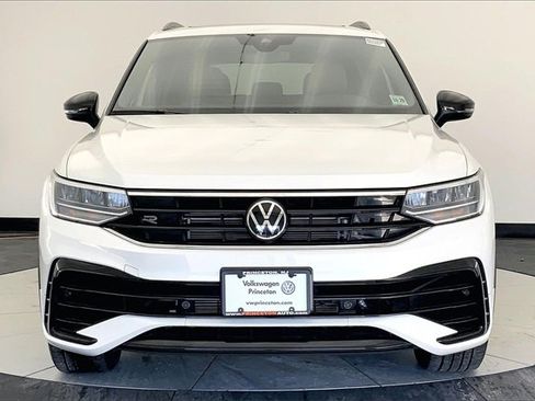 Used 2024 Volkswagen Tiguan SE R-Line image 3