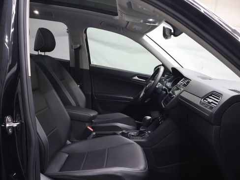 Used 2021 Volkswagen Tiguan SE w/ Panoramic Sunroof Package AWD/4WD image 9