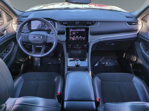 Used 2024 Jeep Grand Cherokee L Laredo image 10