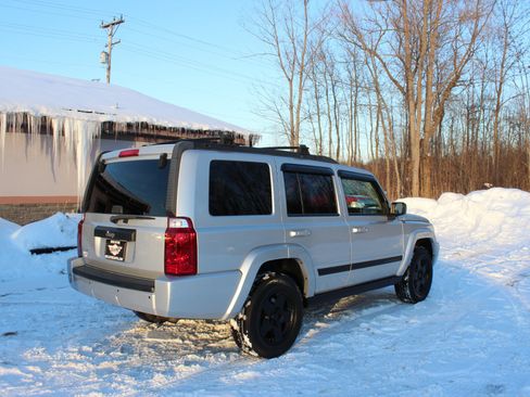 Used 2009 Jeep Commander Sport image 4