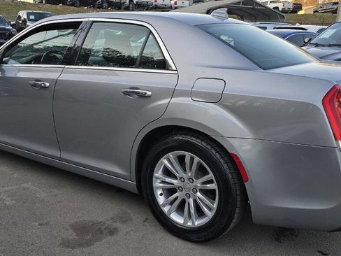 Used 2017 Chrysler 300 C image 9