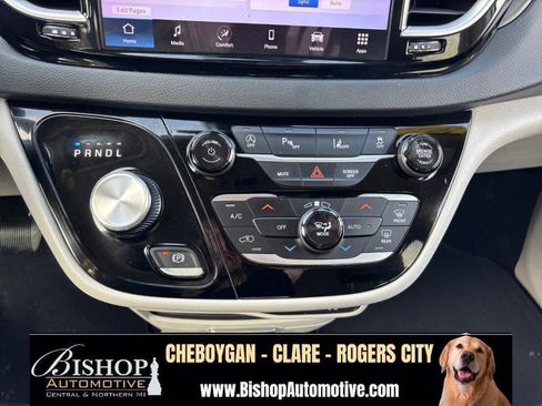 Used 2023 Chrysler Pacifica Touring-L FWD image 34