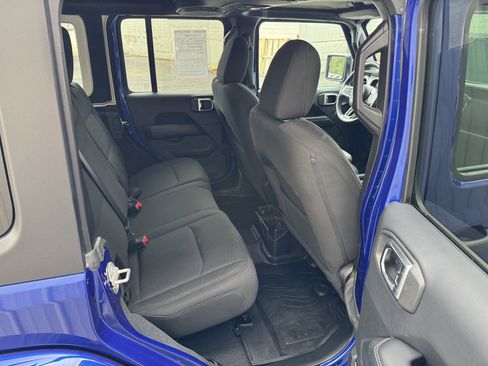 Used 2018 Jeep Wrangler Unlimited Sahara w/ Cold Weather Group AWD/4WD image 29