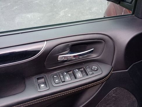 Used 2018 Dodge Grand Caravan SXT w/ Driver Convenience Group image 12