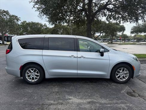 Used 2023 Chrysler Voyager LX FWD image 8