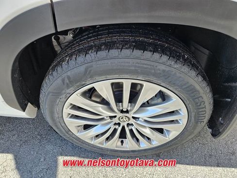 New 2026 Toyota Highlander Platinum image 8