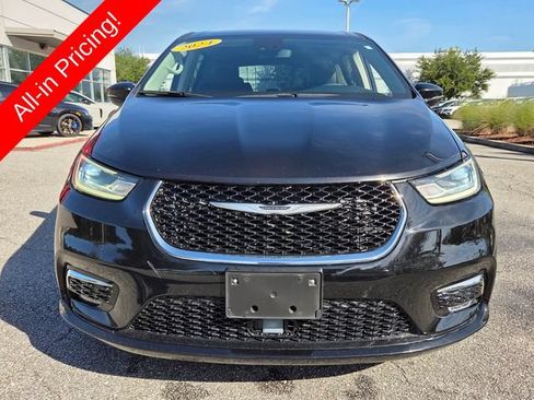 Used 2024 Chrysler Pacifica Touring-L FWD image 8