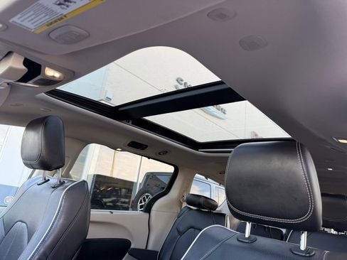 Used 2023 Chrysler Pacifica Limited image 18