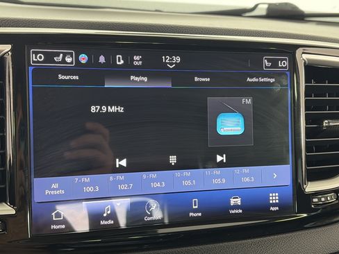 Used 2023 Chrysler Pacifica Touring-L FWD image 17