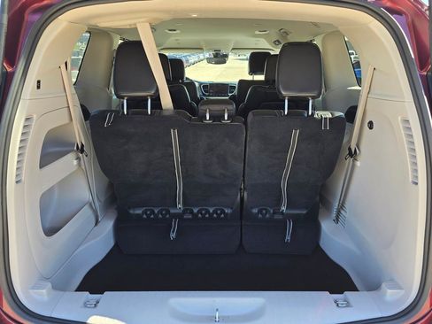 Used 2023 Chrysler Pacifica Touring-L AWD/4WD image 9
