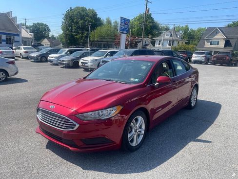 Used 2018 Ford Fusion SE FWD image 2