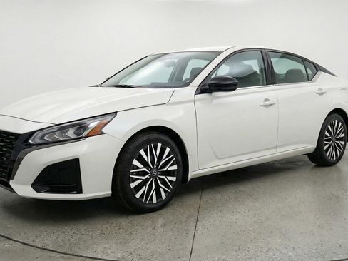Used 2025 Nissan Altima 2.5 SV FWD image 3