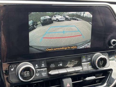 Used 2023 Toyota Highlander XLE AWD/4WD image 36