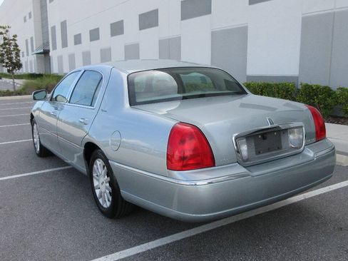 Used 2007 Lincoln Town Car Signature RWD image 3