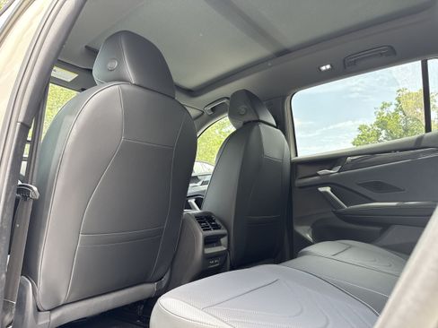 New 2026 Volkswagen Tiguan SE R-Line FWD image 17