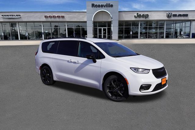 New 2026 Chrysler Pacifica Select w/ S Appearance Package AWD/4WD image 2