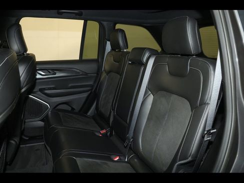 Used 2022 Jeep Grand Cherokee Altitude image 27