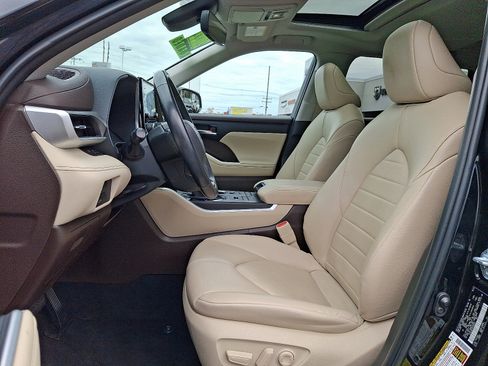 Certified 2022 Toyota Highlander XLE image 14