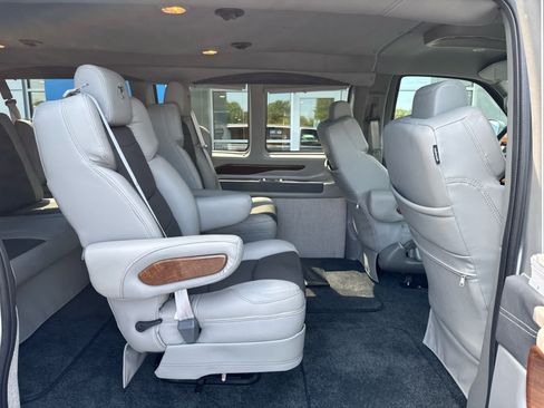 Used 2024 Chevrolet Express 2500 RWD image 5